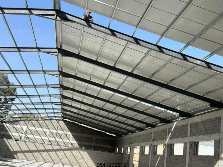 أسقف ساندوتش بانل في الرياض: الجودة، العزل، والاختيار الذكي للبناء الحديث